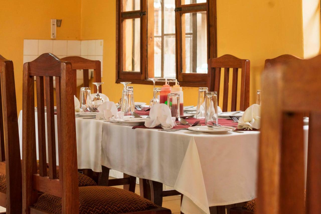 Rwenzori International Hotel 카세세 외부 사진