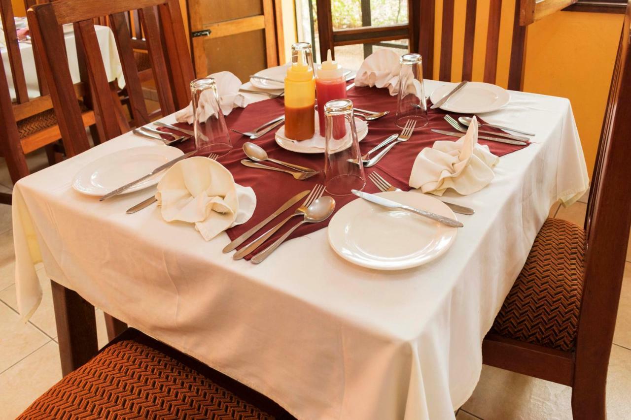 Rwenzori International Hotel 카세세 외부 사진