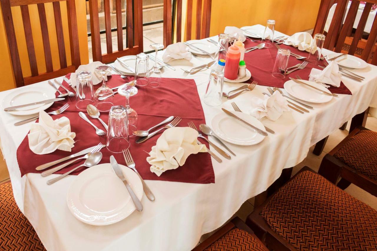 Rwenzori International Hotel 카세세 외부 사진